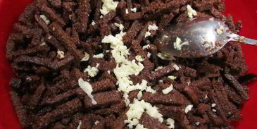 сухарики из черного хлеба с чесноком