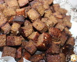 Сухарики из черного хлеба со специями и базиликом