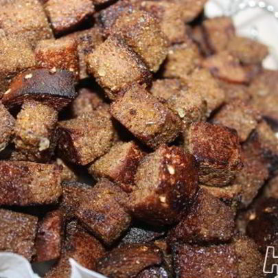 Сухарики из черного хлеба со специями и базиликом