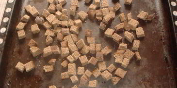 сухарики из черного хлеба со специями и базиликом