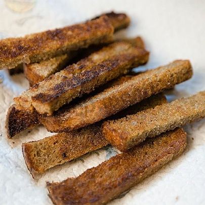 Сухарики из черного хлеба в духовке