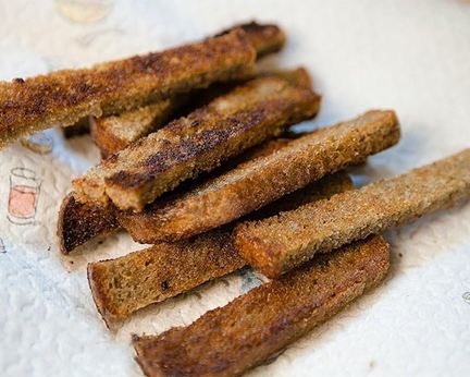 Сухарики из черного хлеба в духовке