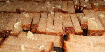 сухарики ржаные с чесноком