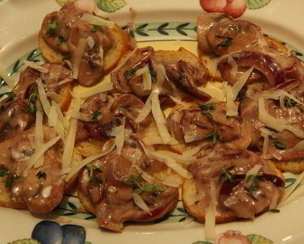 Сухарики с грибной начинкой, сыром и зеленью