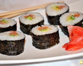 Маки суши с лососем и авокадо