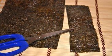 маки суши с лососем и авокадо