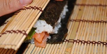 маки суши с лососем и авокадо