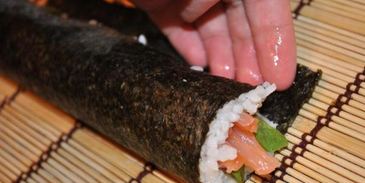 маки суши с лососем и авокадо