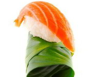 Суши из лосося в листьях свеклы