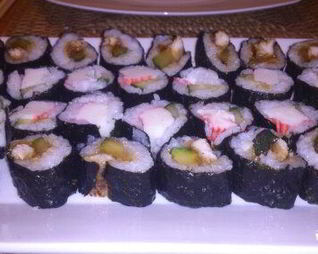 Суши с огурцом и крабовыми палочками