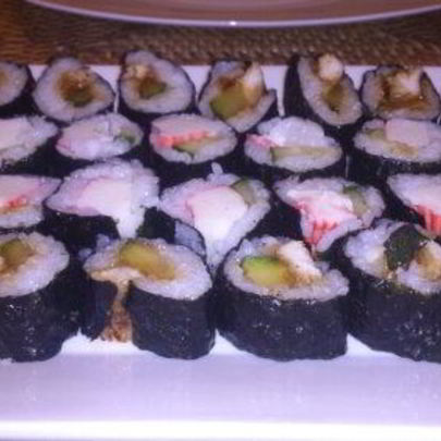 Суши с огурцом и крабовыми палочками