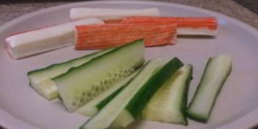 суши с огурцом и крабовыми палочками