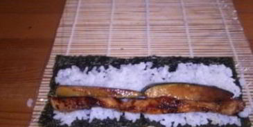 суши с огурцом и крабовыми палочками