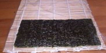 суши с огурцом и крабовыми палочками