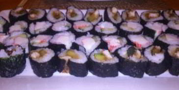 суши с огурцом и крабовыми палочками