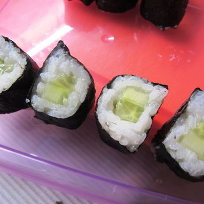 Суши с огурцом