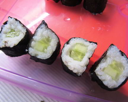 Суши с огурцом