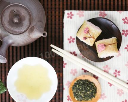 Суши с сакурой