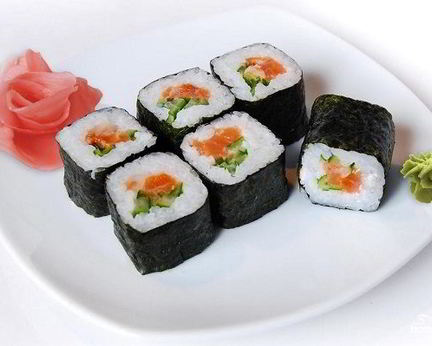 Суши с семгой и огурцом