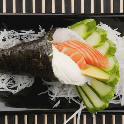 Темаки суши с рисом, овощами и зеленью