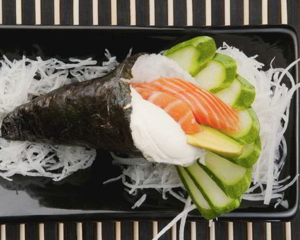 Темаки суши с рисом, овощами и зеленью