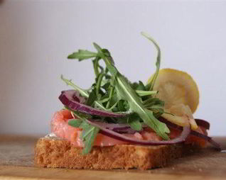 Датский открытый сэндвич с красной рыбой