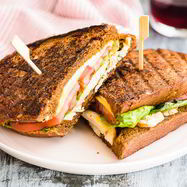 Рецепт Горячего сэндвича с курицей, сыром и помидорами