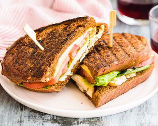 Горячий сэндвич с курицей, сыром и помидорами