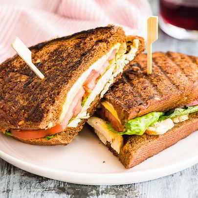 Горячий сэндвич с курицей, сыром и помидорами