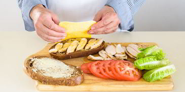 горячий сэндвич с курицей, сыром и помидорами