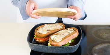 горячий сэндвич с курицей, сыром и помидорами