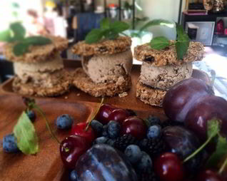 Имбирные сэндвичи с кокосово-чайным мороженным