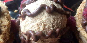 имбирные сэндвичи с кокосово-чайным мороженным