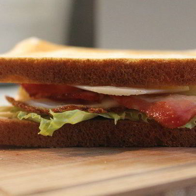 Клаб-сэндвич с беконом, яйцом и сыром