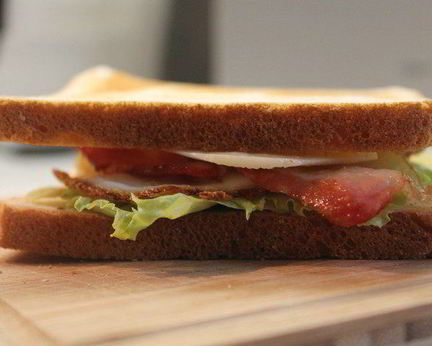 Клаб-сэндвич с беконом, яйцом и сыром