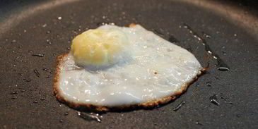 клаб-сэндвич с беконом, яйцом и сыром