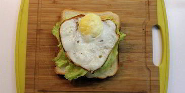 клаб-сэндвич с беконом, яйцом и сыром