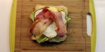 клаб-сэндвич с беконом, яйцом и сыром