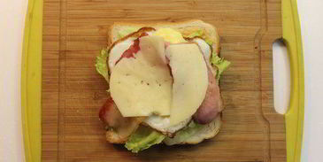 клаб-сэндвич с беконом, яйцом и сыром