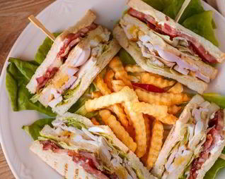 Клаб-сэндвич с курицей и беконом