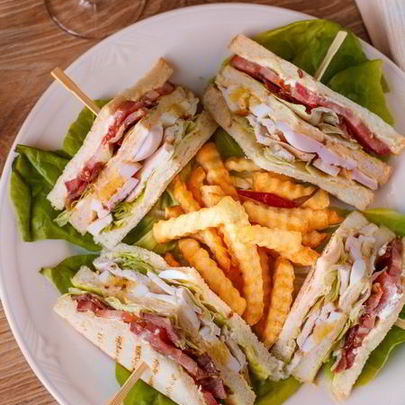 Клаб-сэндвич с курицей и беконом