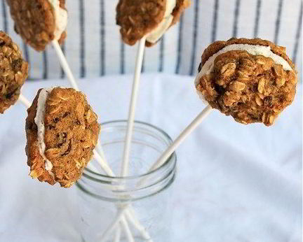 Мини-сэндвичи с овсяным печеньем и коричным мороженым на палочке