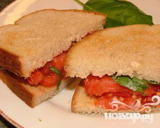 Румяный сэндвич с помидором