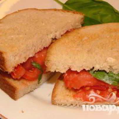 Румяный сэндвич с помидором
