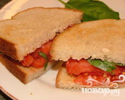 Румяный сэндвич с помидором