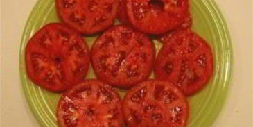 румяный сэндвич с помидором