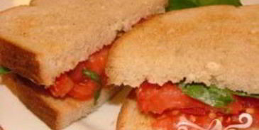 румяный сэндвич с помидором