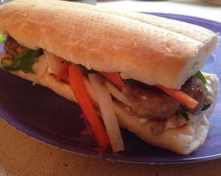 Сэндвич Бан ми с тефтелями