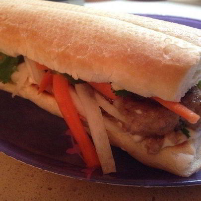 Сэндвич Бан ми с тефтелями