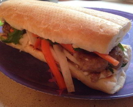 Сэндвич Бан ми с тефтелями